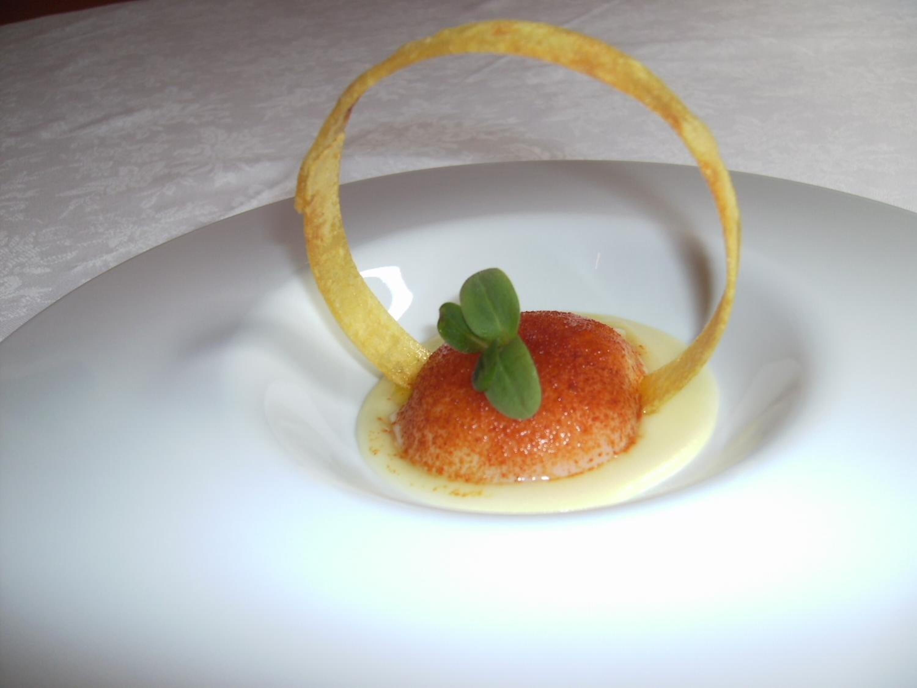 Un dessert servi dans une assiette blanche, agrémenté d’une garniture.