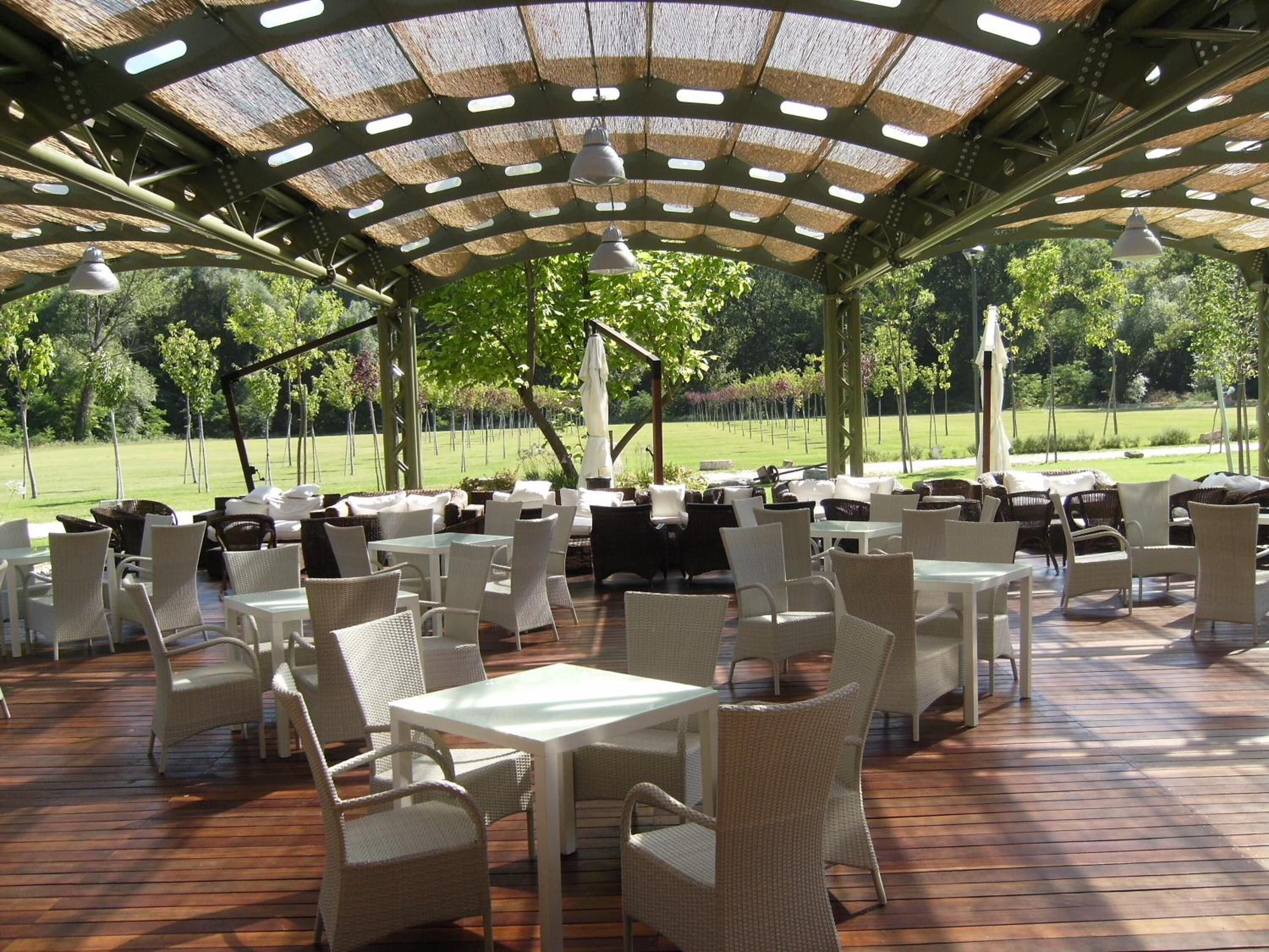 2 restaurants, lunch served