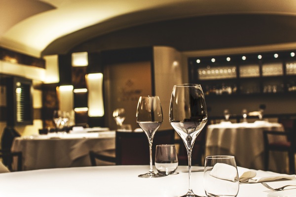 2 restoran, melayani makan siang