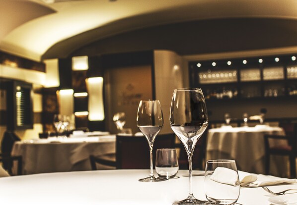 2 restaurants, lunch served