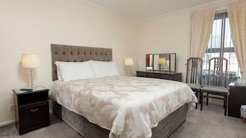 Doppia Standard, 1 letto matrimoniale, non fumatori | Una scrivania, tende oscuranti, ferro/asse da stiro, Wi-Fi gratuito