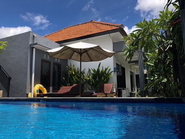 室外游泳池,池畔遮阳伞,日光浴躺椅