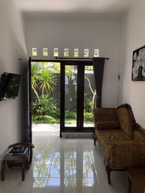 32-inch plasma TV with cable channels, TV, DVD player - Nuri's House (Nusa Dua)