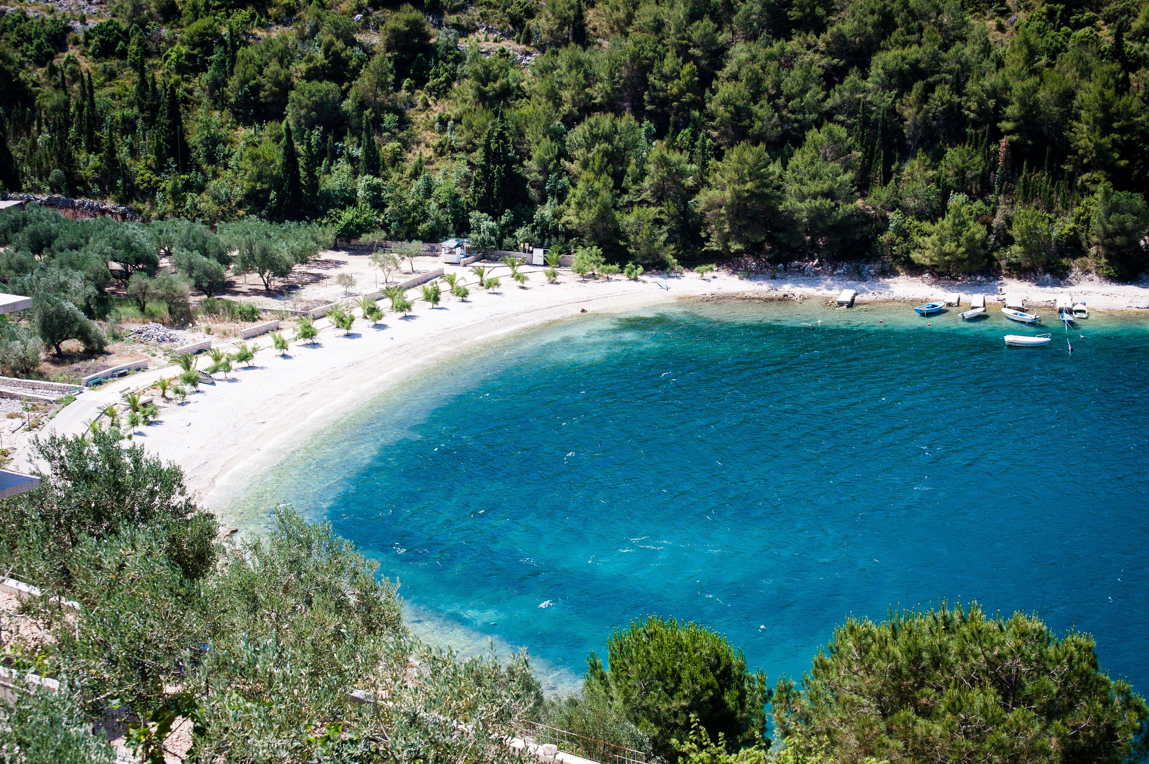 Playa en los alrededores y camastros 