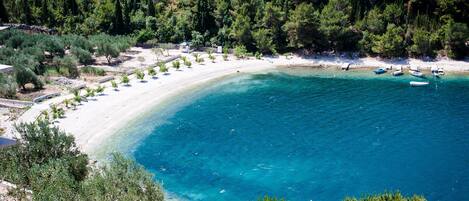 Perto da praia, espreguiçadeiras