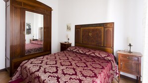 Room - Historical Centre Flat with terrace (Palermo)