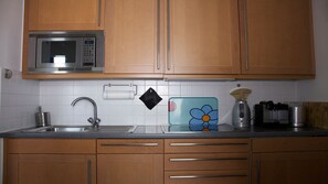 KĂŒhlschrank, Mikrowelle, Herdplatte, GeschirrspĂŒler