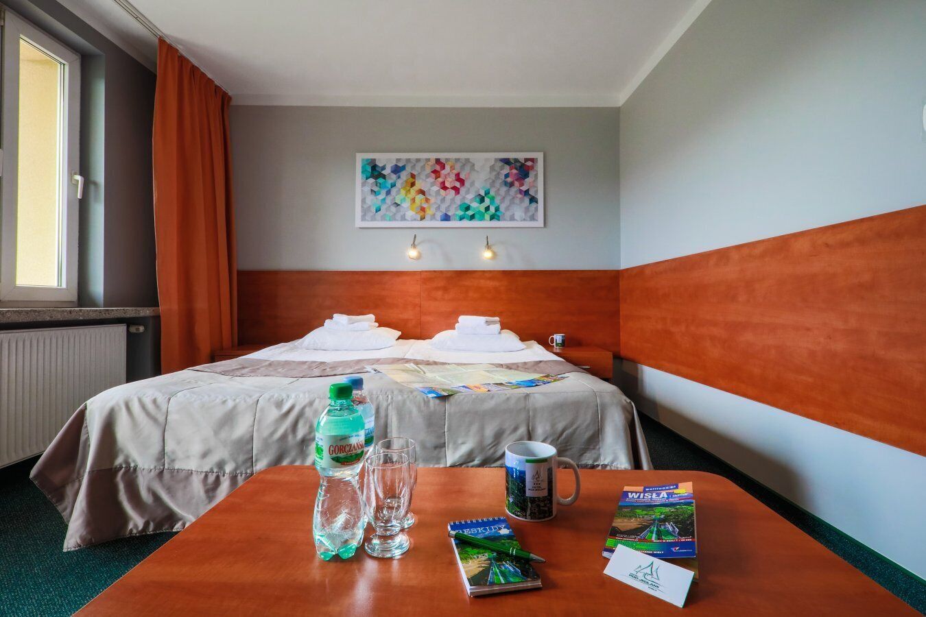 economy room | minibar, desk, cots/infant beds, rollaway beds