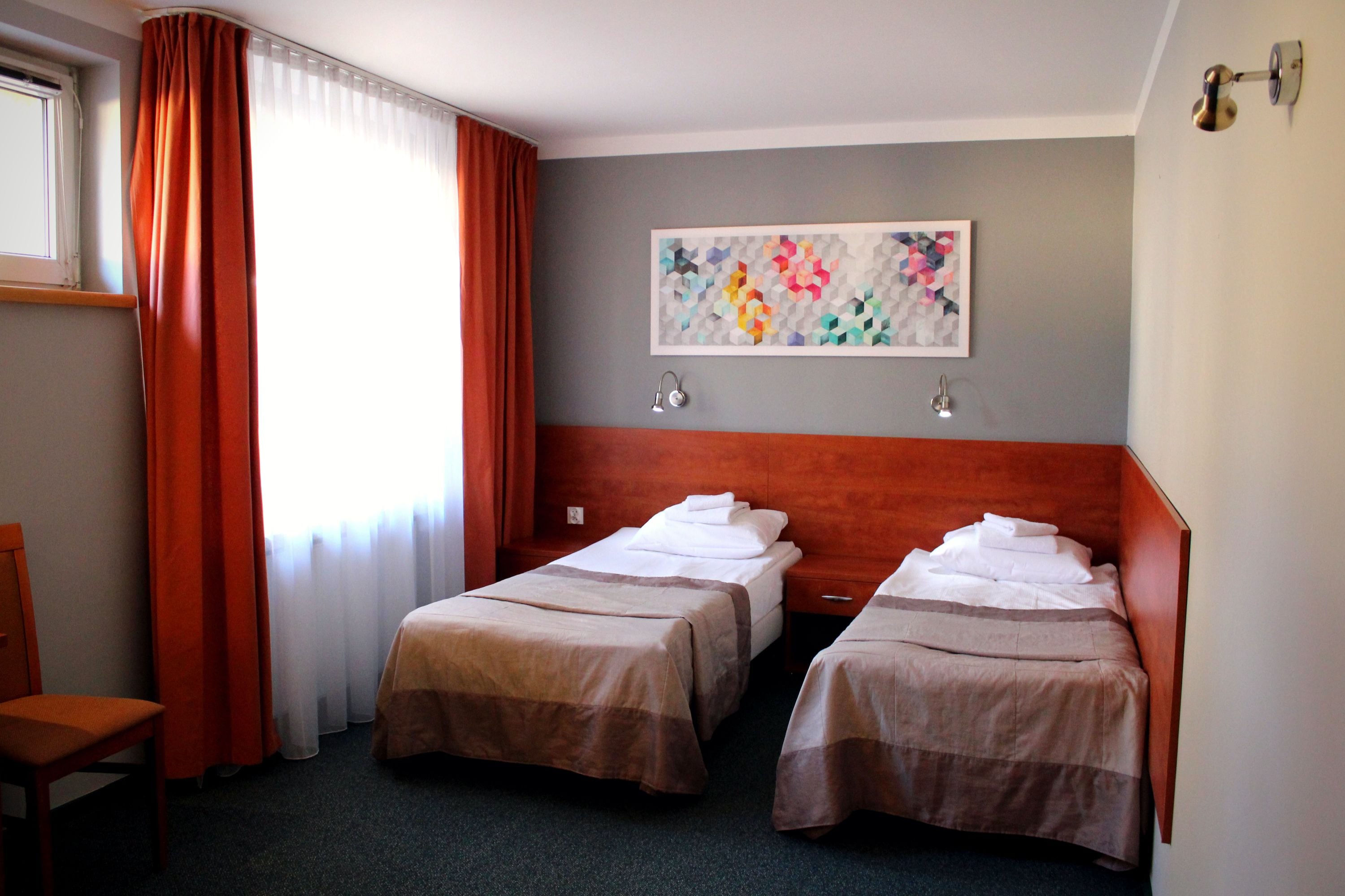 economy room | minibar, desk, cots/infant beds, rollaway beds