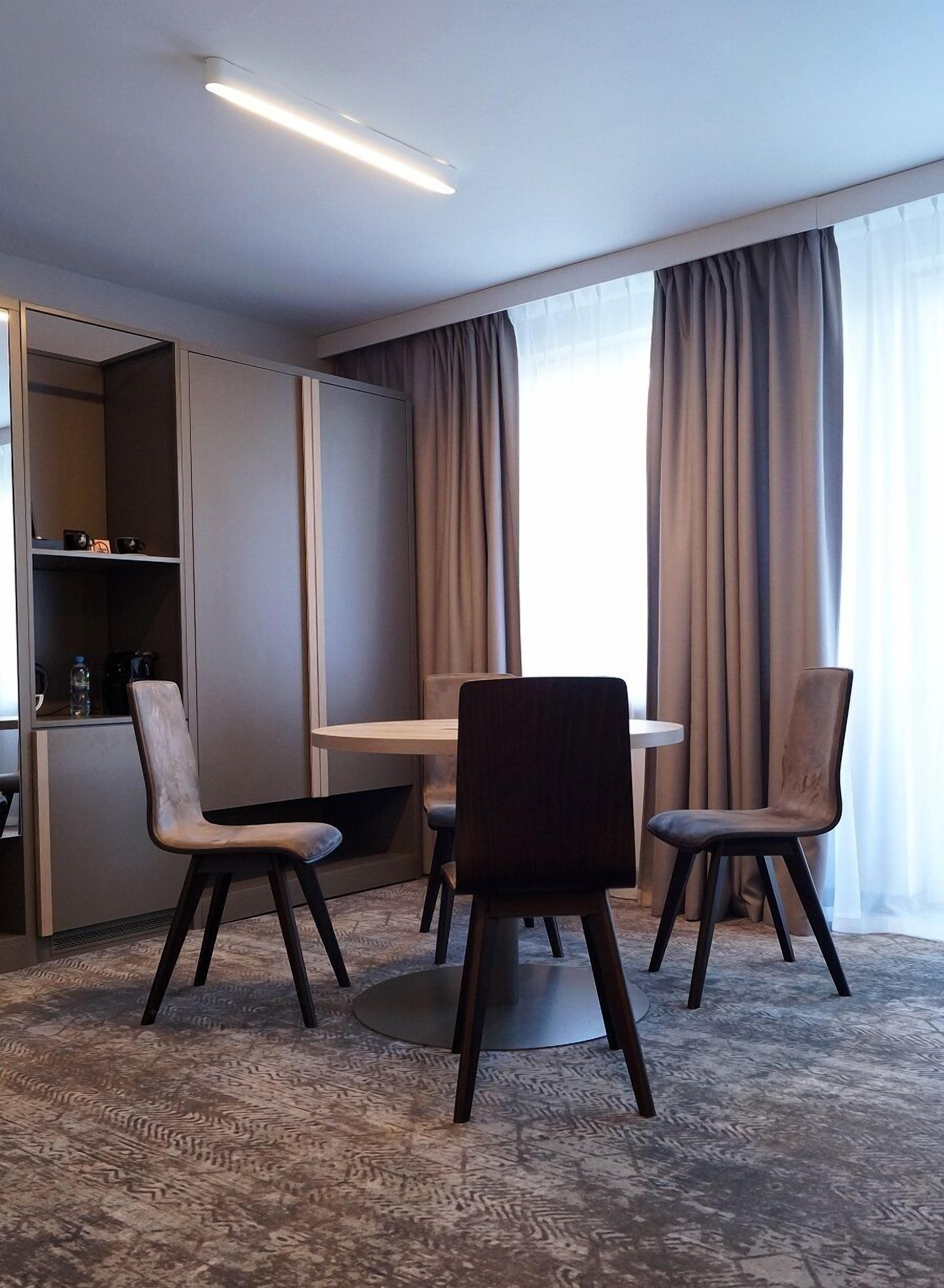 deluxe room, mountain view | minibar, desk, cots/infant beds, rollaway beds