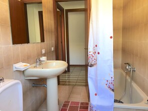 Combined shower/tub, hair dryer, bidet, towels - Apartment on the sea great bay view (Aci Trezza)