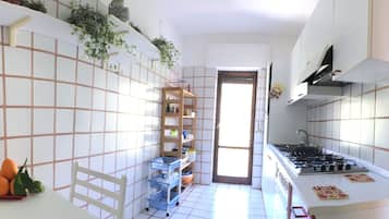 Réfrigérateur, four, plaque de cuisson