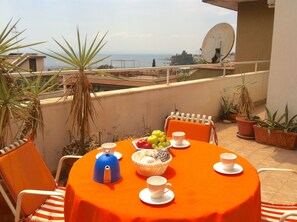 Outdoor dining - Apartment on the sea great bay view (Aci Trezza)