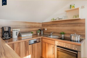 Fridge, microwave, oven, stovetop - Vacation apartment in Zinnowitz with balcony and WLAN - close to the beach on Usedom (Zinnowitz)