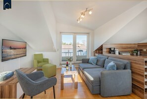 Fernseher, Kamin, Stereoanlage