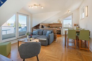 Fernseher, Kamin, Stereoanlage
