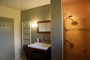 Bañera, secador de pelo, jabón, papel higiénico
