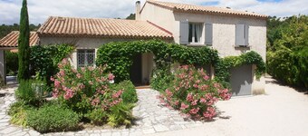 先週の特別オファープロヴァンスのプールと公園のある広いヴィラ