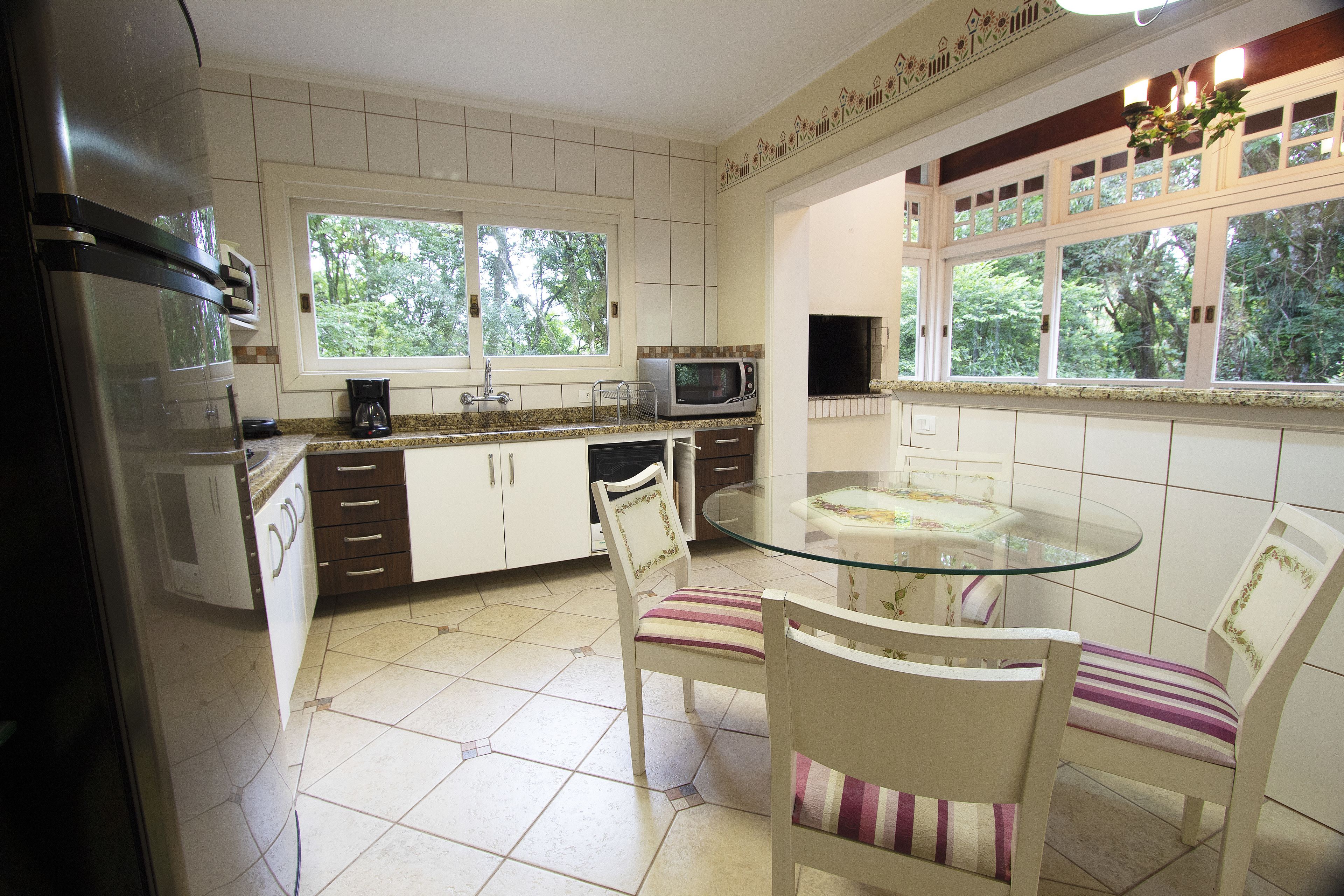 Geladeira grande, micro-ondas, cooktop