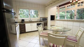 Geladeira grande, micro-ondas, cooktop