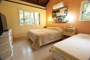 Tabla de planchar con plancha, wifi gratis y ropa de cama 