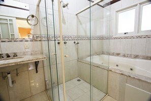 House | Bathroom | Jetted tub, towels