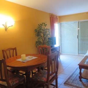 Dining - Holiday apartment directly on the beach, family-friendly, well-maintained complex with pool (Torredembarra)