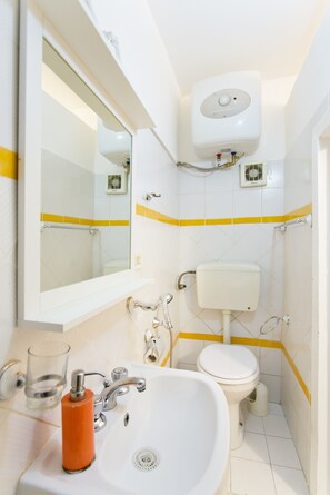 Apartment, 1 Bedroom | Bathroom | Shower, towels - Casa Sarina (Palermo)