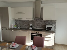 Appartement | Privékeuken | Een koelkast, een magnetron, een oven, een kookplaat