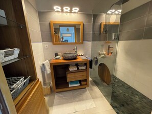 Shower, hair dryer, towels