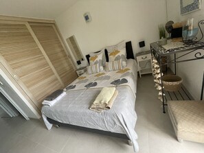 2 bedrooms, iron/ironing board, free WiFi, bed sheets