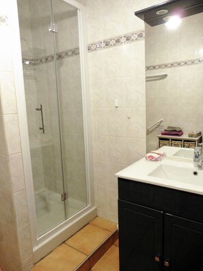 Shower, hair dryer, towels, soap - MIMI CHOU: Beach at 100 m, Air conditioning, Wifi, Classified ★★  ★ (Collioure)