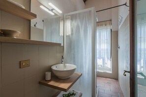 Een douche, een haardroger, een bidet