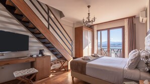 Superior Two Floor Suite Panoramic Lake View | เครื่องนอนป้องกันสารก่อภูมิแพ้, ตู้นิรภัยในห้องพัก, โต๊ะทำงาน