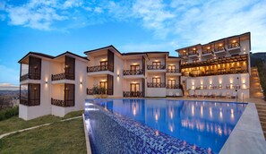 Außenpool (je nach Saison geöffnet), Sonnenschirme, Liegestühle