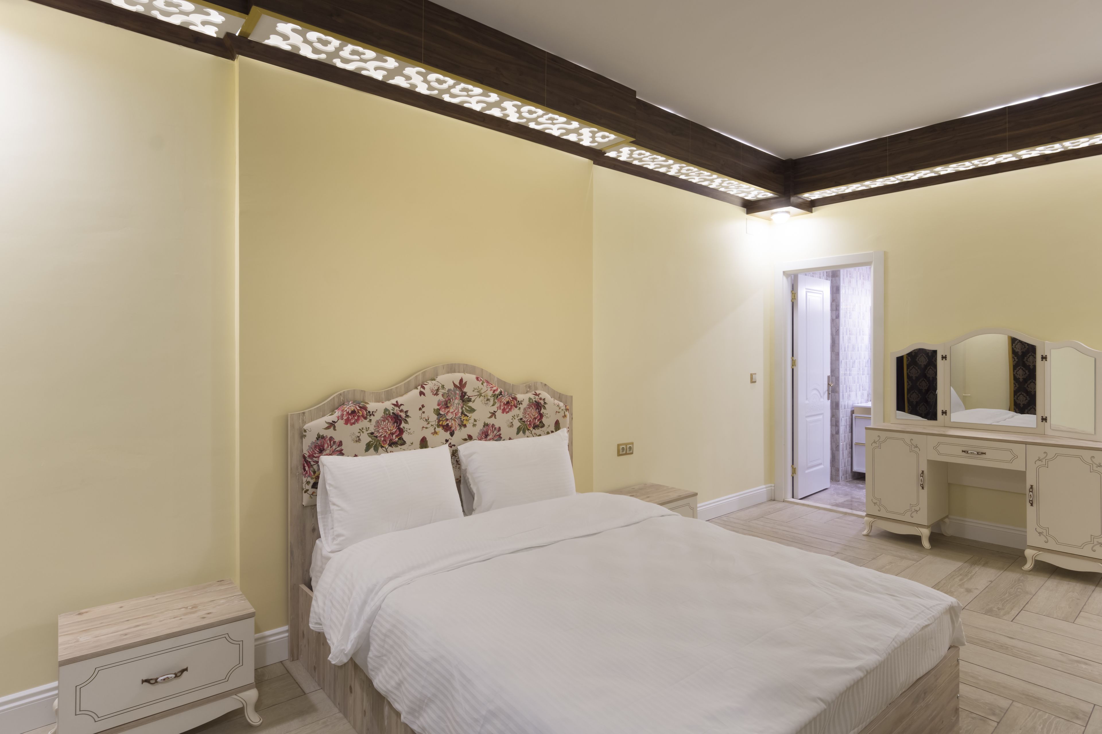 luxury suite, partial sea view | egyptian cotton sheets, premium bedding, in-room safe, desk