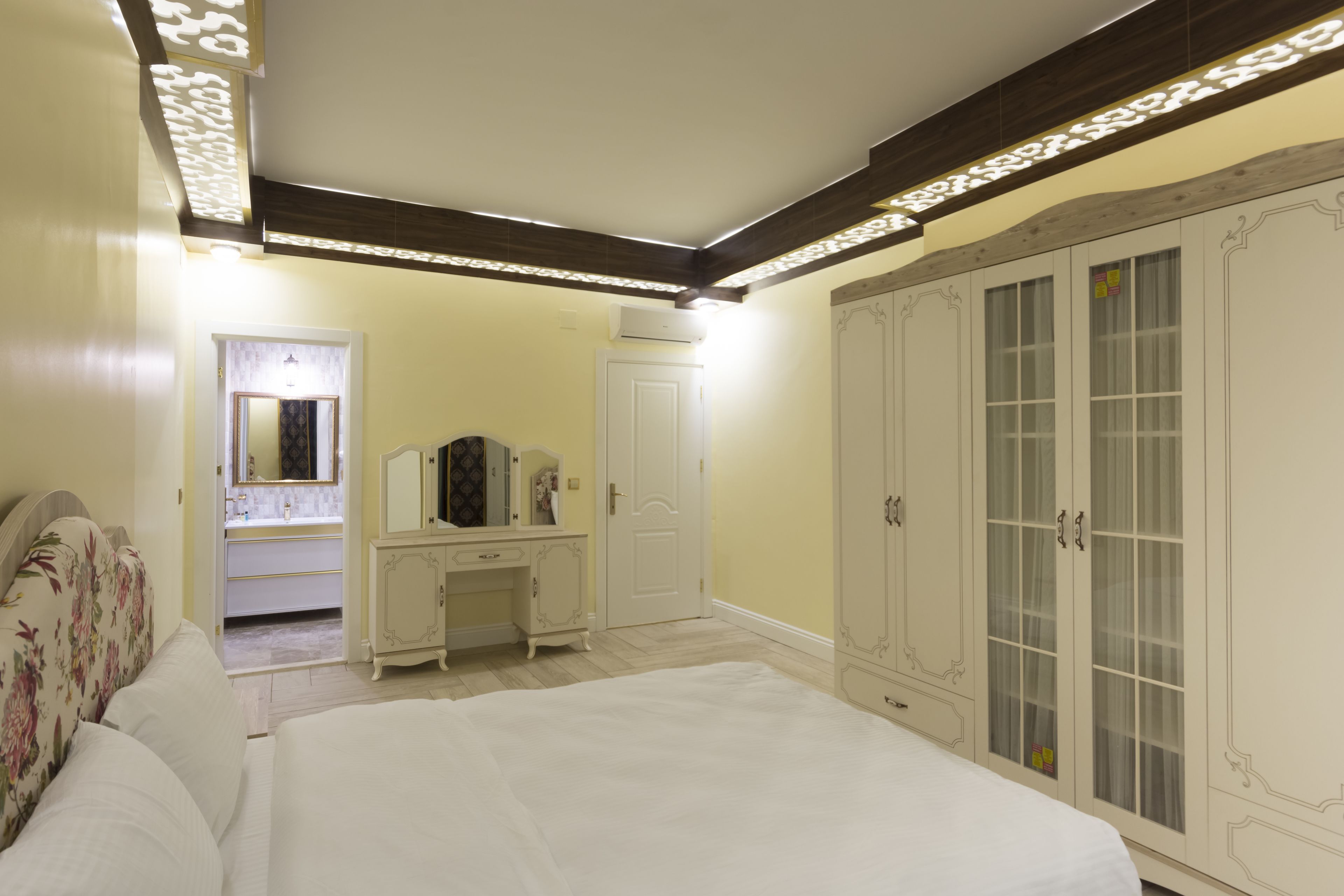 luxury suite, partial sea view | egyptian cotton sheets, premium bedding, in-room safe, desk
