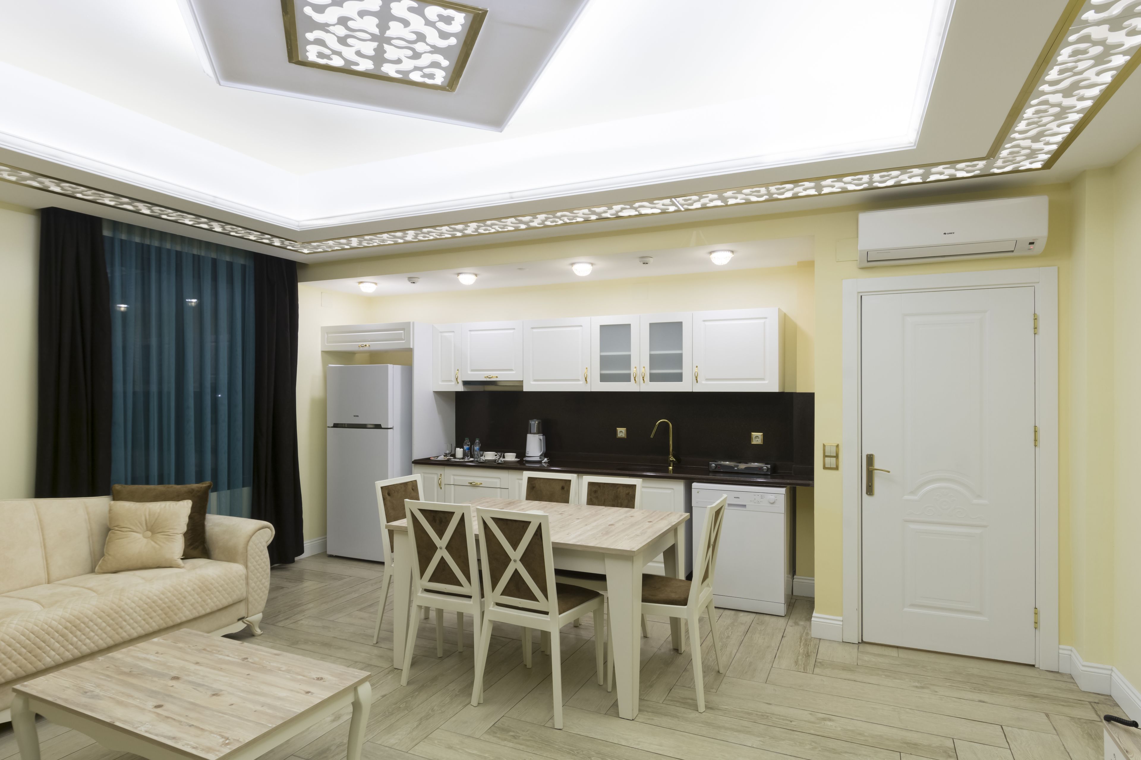 luxury suite, partial sea view | egyptian cotton sheets, premium bedding, in-room safe, desk