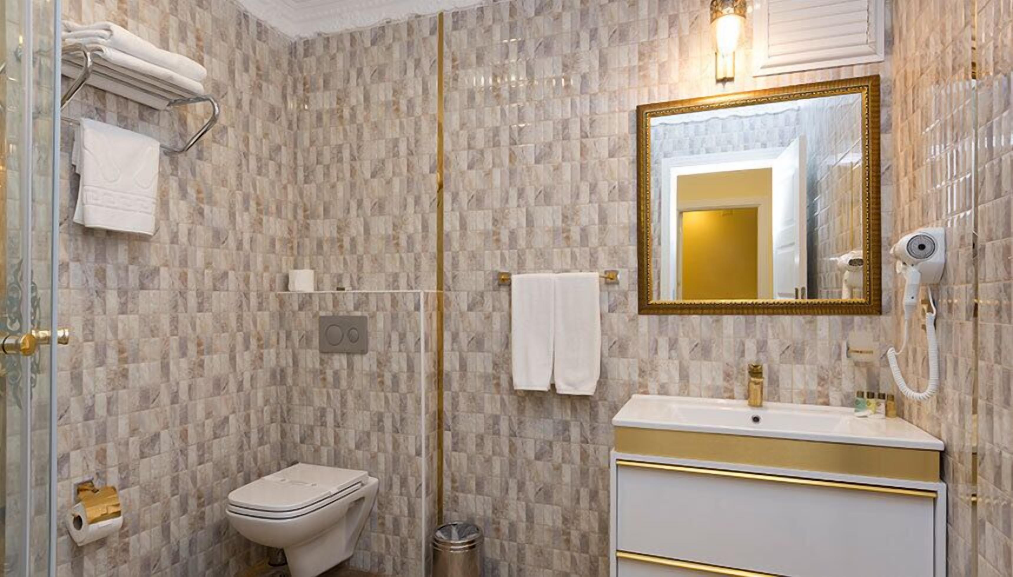 standart suite | bathroom | combined shower/bathtub, rainfall showerhead, designer toiletries
