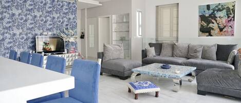 تلفزيون بشاشة مسطحة