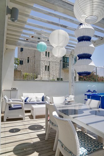 LUXURY DUPLEX WITH GARDEN AND TERRACE NEAR THE SEA, FREE WIFI 