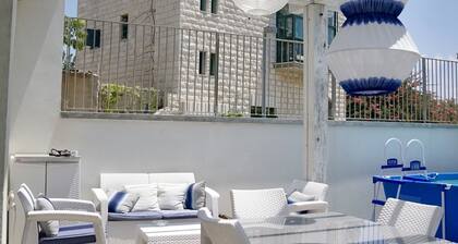 LUXURY DUPLEX WITH GARDEN AND TERRACE NEAR THE SEA, FREE WIFI