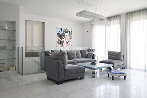 Flat-screen TV - LUXURY DUPLEX WITH GARDEN AND TERRACE NEAR THE SEA, FREE WIFI  (Tel Aviv-Yafo)