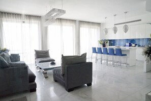 Flat-screen TV - LUXURY DUPLEX WITH GARDEN AND TERRACE NEAR THE SEA, FREE WIFI  (Tel Aviv-Yafo)