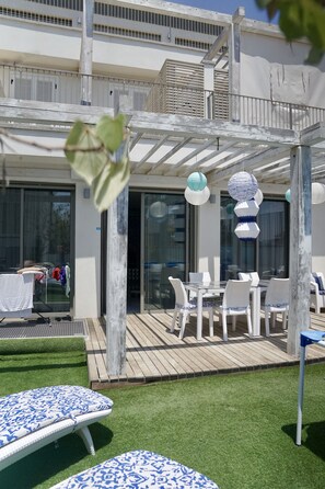 Outdoor dining - LUXURY DUPLEX WITH GARDEN AND TERRACE NEAR THE SEA, FREE WIFI  (Tel Aviv-Yafo)