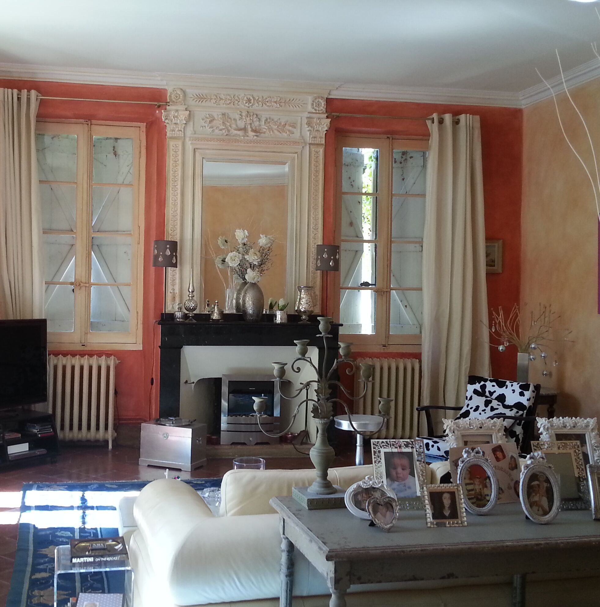 Télévision, cheminée, lecteur de DVD, chaîne hi-fi