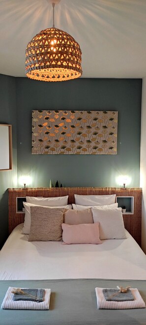 1 Schlafzimmer, Schreibtisch, schallisolierte Zimmer