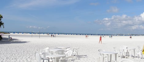 Am Strand, Liegestühle, Strandtücher