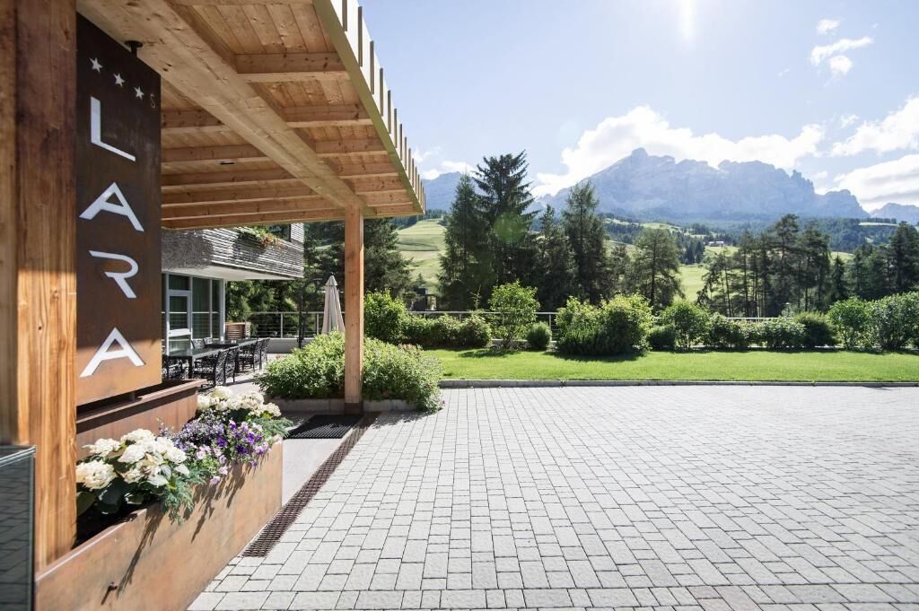Un edificio con facciata in legno e la scritta "LARA" sul lato.