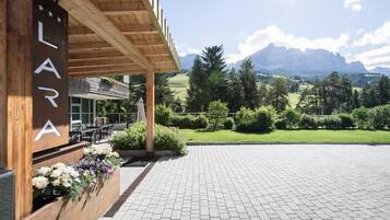 Un edificio con facciata in legno e la scritta "LARA" sul lato.